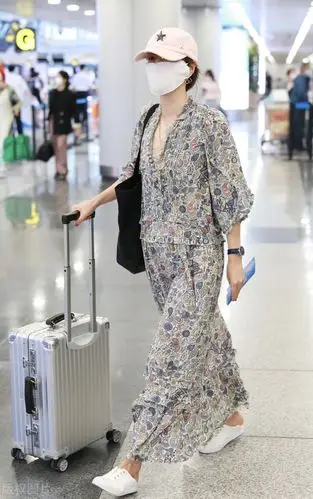 马伊琍现身机场,穿碎花连衣裙搭小白鞋,头戴粉色帽子气质满满