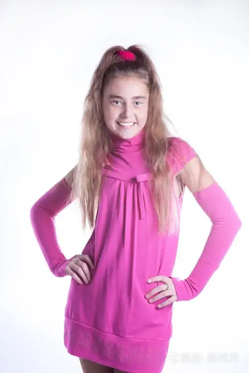 十几岁的小女孩粉红色照片-正版商用图片19cd40-摄图新视界