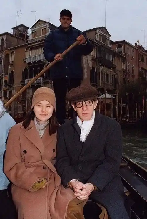 韩国孤儿宋宜:被美国大导演的女友收养,12年后嫁给了养母的男友_伍迪