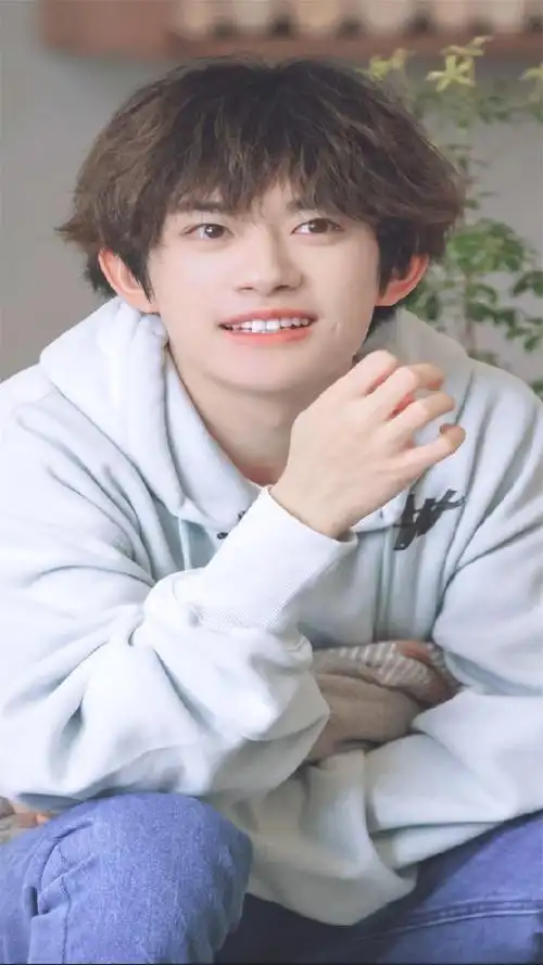 易烊千玺阳光帅气高清手机壁纸