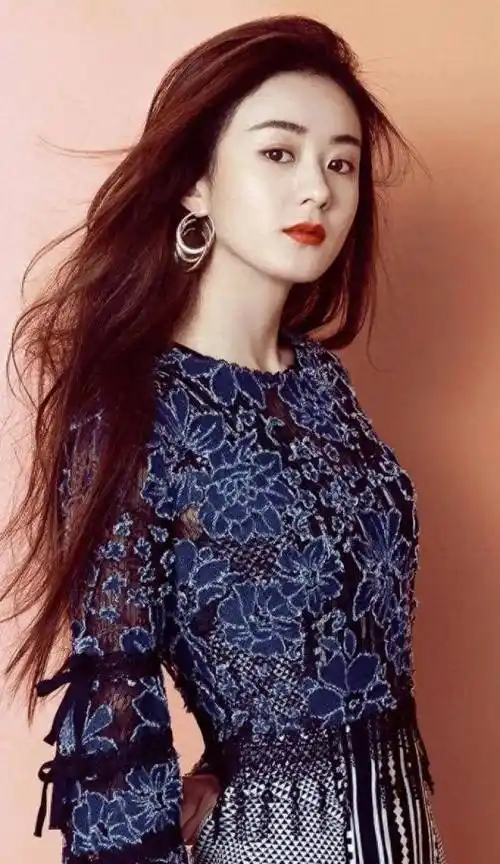 就向往着大城市的生活,可是,赵丽颖的长相很一般,不是瓜子脸,而是圆脸