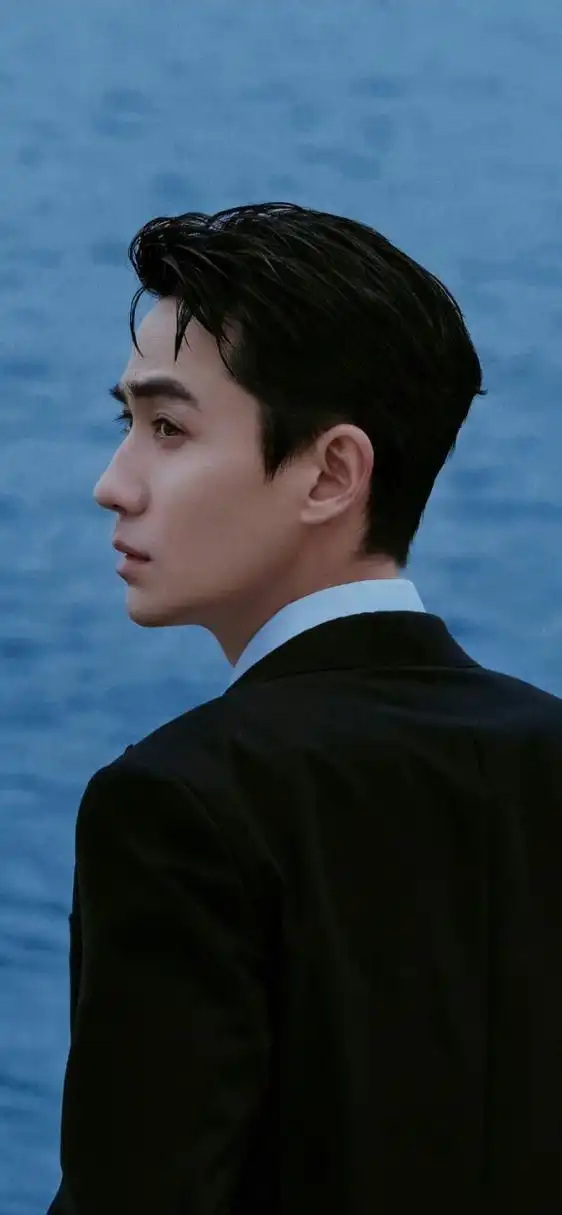 一张侧脸,同时酷似两位男明星!大家猜猜是哪两位呢?