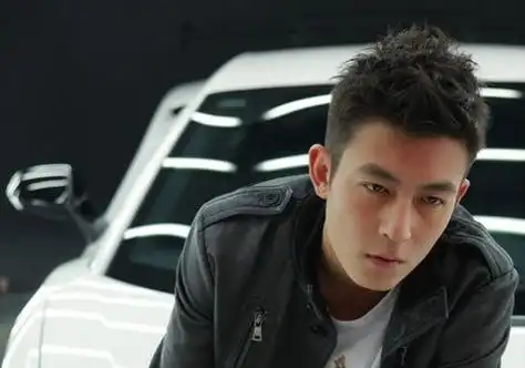 陈冠希剃鬓角定位烫短发发型剃鬓角效果的定位烫短发发型,将鬓角的