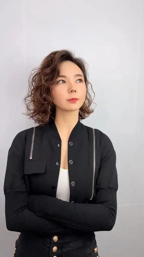 头发细软少发型怎么选烫小卷就对了