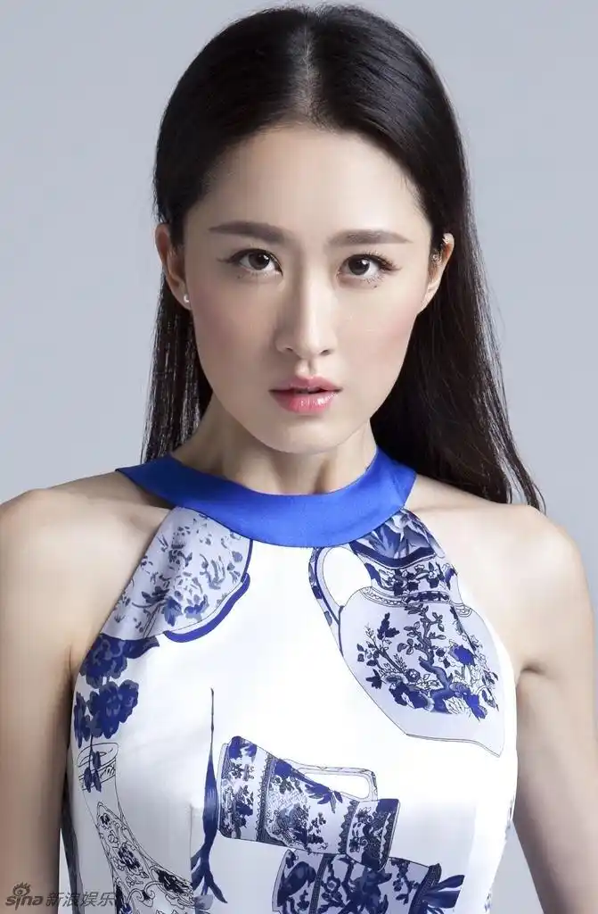 组图:张雯优雅演绎古典风 裙摆飞扬女王范儿足_高清图集_新浪网