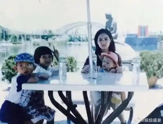 许凯妈妈真漂亮呀,穿着很简单一身黑色装扮,也不难看出