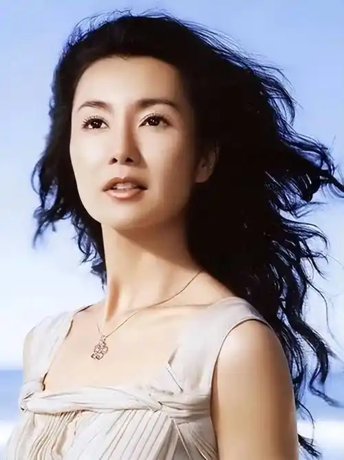 58岁张曼玉:衣着朴素,孑然一身,穿廉价地摊货,她终于活得通透