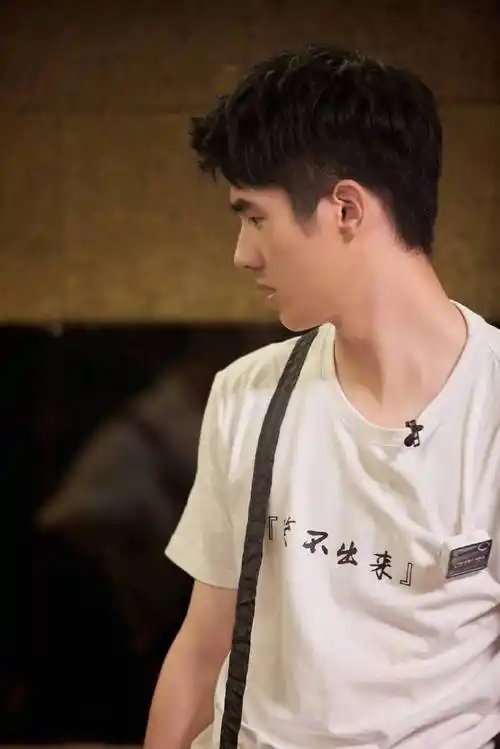 芭男星播报##刘昊然明星大侦探#近日,恐龙装少年@刘昊然turbo携带