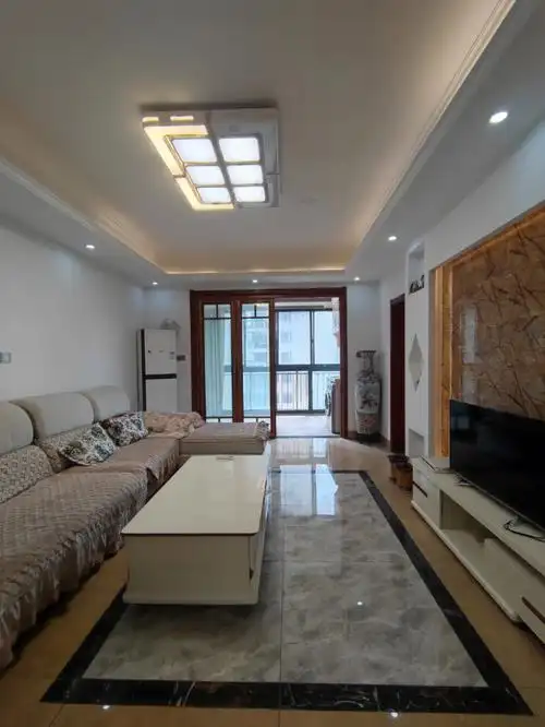 适合居家和朋友合租,户型:三室两厅两卫,电梯房21楼,采光通风超级好