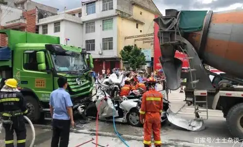 莆田发生一起惨烈车祸,小车被两辆大车压成一堆废铁