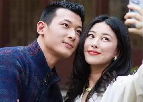 朱珠一家三口出游看赛马,穿深v裙性感迷人,网友:老公配不上她