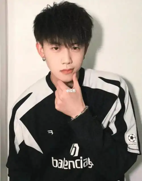 掏空,上面的头发在鬓角上方位置形成一个略微堆积的轮廓,这就是碎盖头