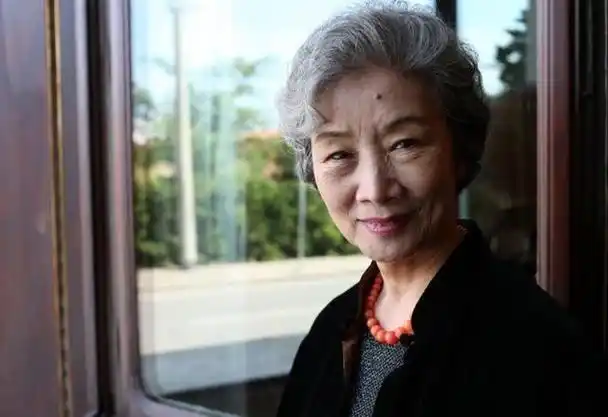 影视圈老一辈的艺术家当中,奚美娟和吕中长得非常相像,很多人傻傻分不