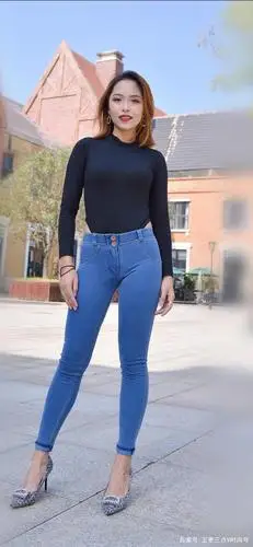 紧身牛仔裤勾勒美女的凹凸感,回头率满满的,有米有?