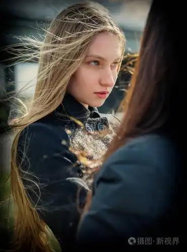 头发随风飘动的女孩