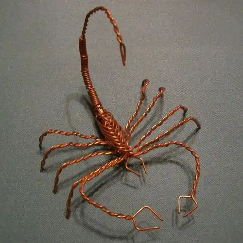 这样的:由于铜质地偏软,按一定形状扭动,在手工大神的手上,电线就可以