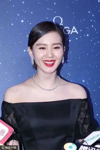 刘诗诗秀香肩,大笑牙齿上露出口红.  图片来源