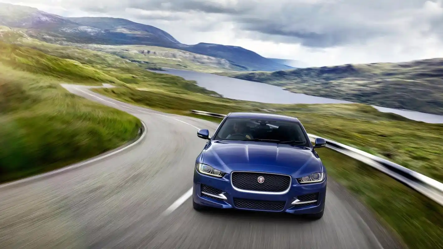 高端时尚汽车捷豹xe高清桌面壁纸