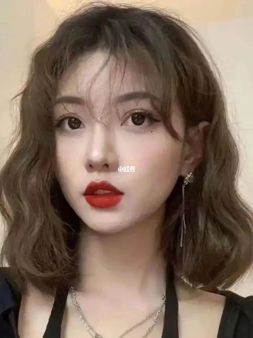 不挑脸型的齐肩法式烫发短发尴尬期救星