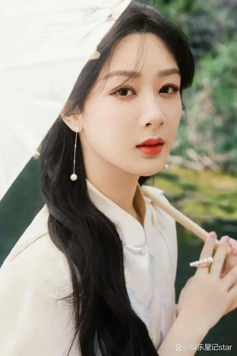 杨紫侧颜>没想到这么绝.[鲜花][鲜花]