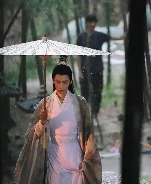 原创皓衣行路透帅翻罗云熙拿油纸伞仙气十足陈飞宇太有少年感