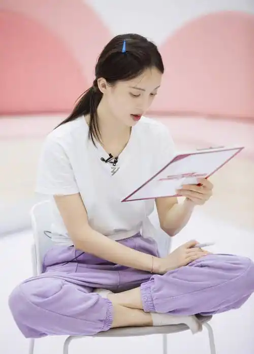 金晨太会美丽了吧,穿抹身材长裙真抢镜,好身材不输杨幂_时尚_显得