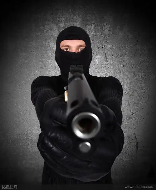 双手持枪的黑衣男子高清摄影图片