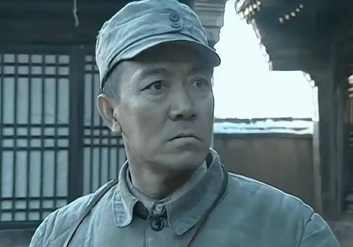 孔捷九死一生伤好回到队伍之后,非但不感谢李云龙,还拎着刀要找李云龙