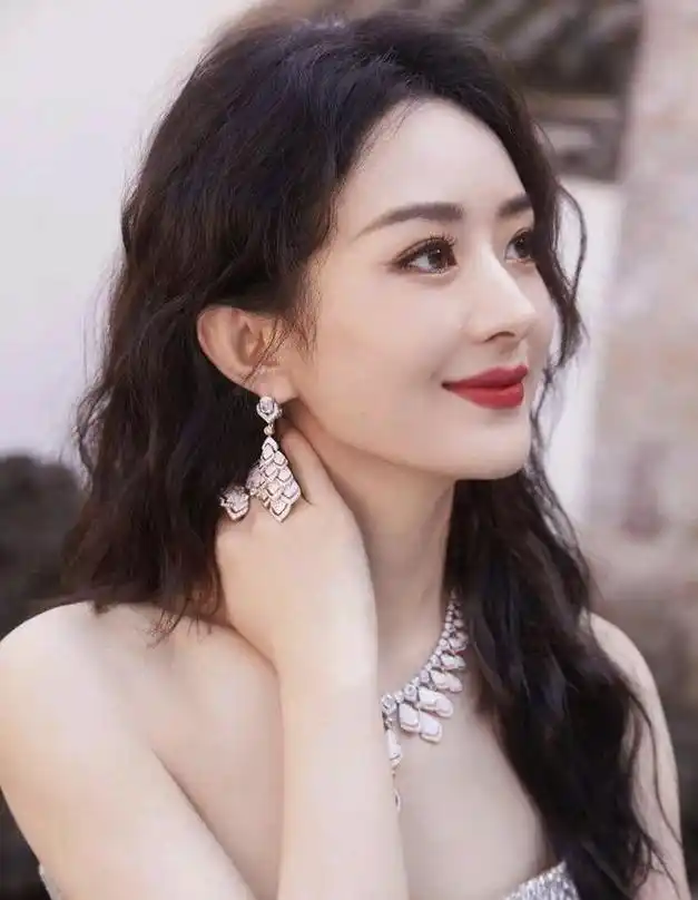 赵丽颖的亮相仅仅是一个品牌晚宴,却引发了如此广泛的关注与讨论,这