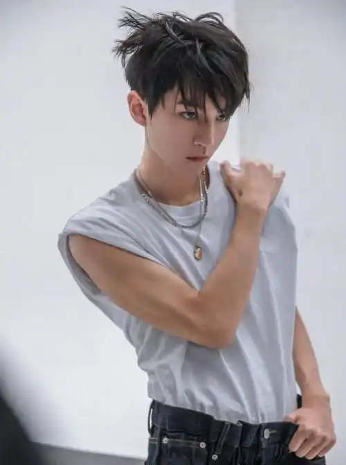 王俊凯胳膊上和身材上的肌肉都比较发达了,虽然也很想看王俊凯的腹肌