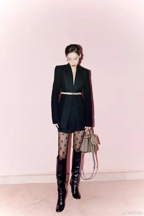 歌手@李斯丹妮搭配peekaboo iconic迷你灰色皮革手袋出镜.