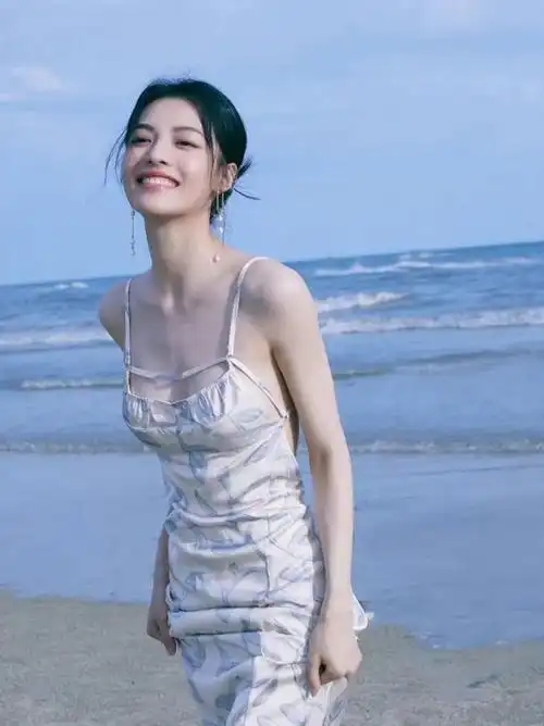 今年最火的泳装杨采钰穿了