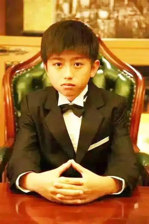 由于父母工作忙,没有时间接送蔡徐坤,小学时他回到湖南怀化,在怀化鹤