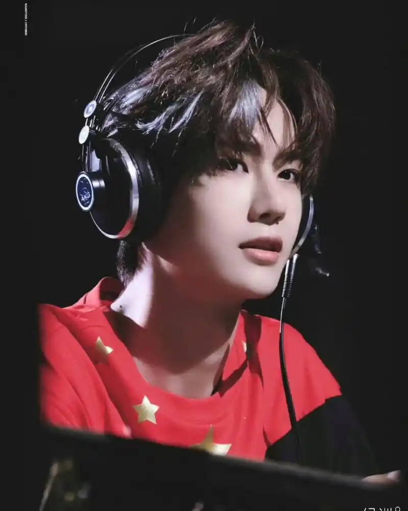 红衣王一博 笑容甜甜的 好治愈[awsl]#王一博