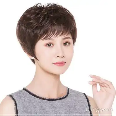 五十岁女人假发该换什么发型