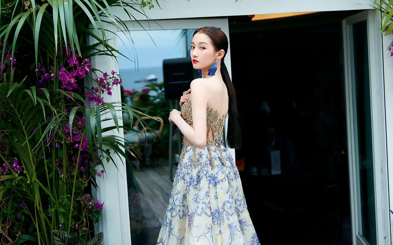 关晓彤飘逸灵动写真桌面壁纸