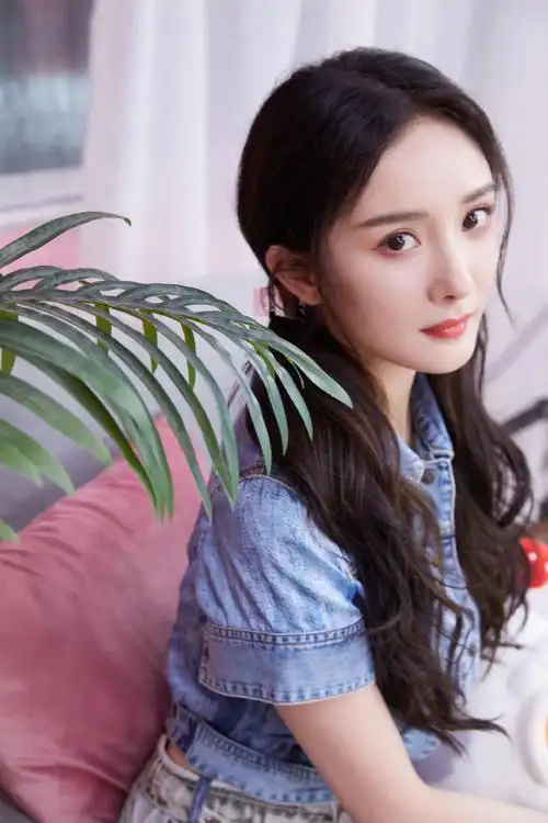 杨幂直播双马尾牛仔造型～ 可爱甜美的幂幂啊,满满少女感__财经头条