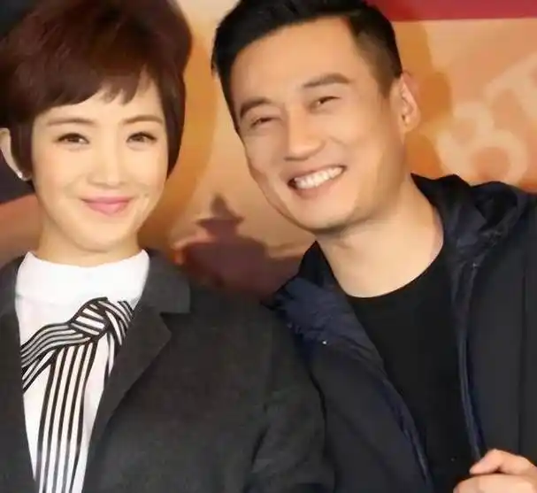 两人的第一次见面是合作拍摄一部电影,也因为刘晓洁是新人,于是徐洪浩