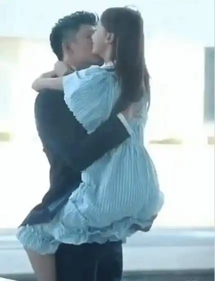 原创李沁90斤吴谨言88斤两人同时被黄景瑜树熊抱谁谎报体重了