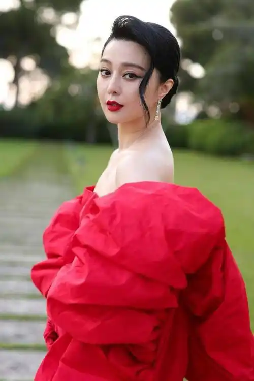 戛纳第10天范冰冰出席晚宴红裙美翻!