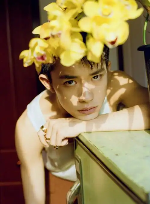 [tfboys][新闻]200821 日系滤镜下的易烊千玺,橙黄色光影中的少年