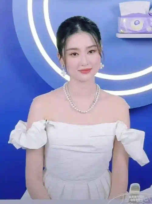 乔欣别出心裁,穿"纸巾"一字肩婚纱拍写真,唯美又优雅!_造型_气质_美得