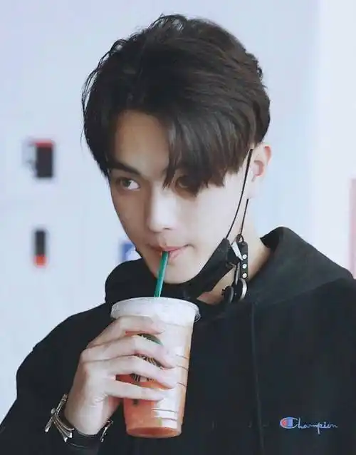 许凯被爆大量素颜生活照,最后一张你绝对认不出!_中国_状态_延禧