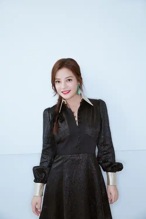 赵薇侧麻花辫美翻红唇绿耳环撞色娇美动人