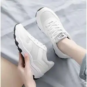 女生白色运动鞋透气图片