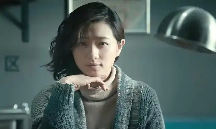 刚开始的时候,她接触的是话剧,虽然跟电视剧电影比起来,看话剧的人