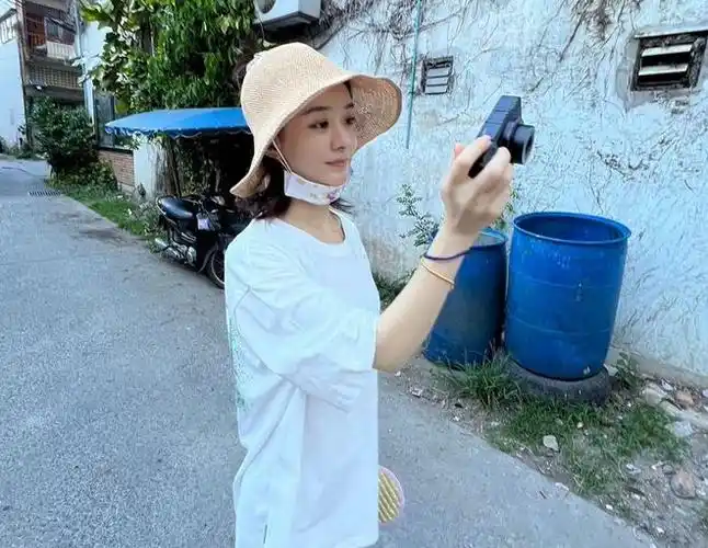 赵丽颖ins晒旅游照 素颜出镜皮肤好