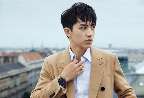 许魏洲登时尚先生黑皮书封面文雅绅士混搭运动型格