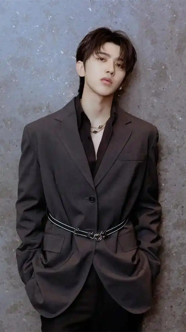 明星面相解析——蔡徐坤.蔡徐坤,1998年8月2日出生于浙江 - 抖音