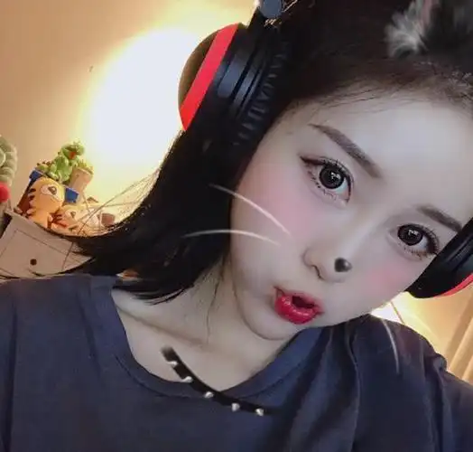 虎牙小熊发自拍谁知道这腿有多长网友我有个很大胆的想法